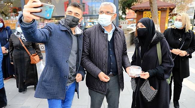 Başkan Güder'den vatandaşa kandil simidi