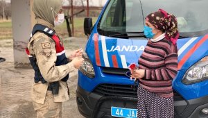 Jandarma görevlileri, şiddet mağduru kadınları unutmadı