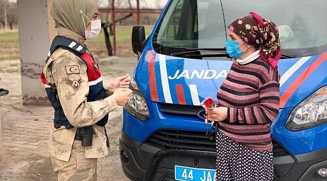 Jandarma görevlileri, şiddet mağduru kadınları unutmadı