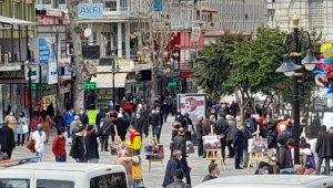 Malatya caddelerinde insan yoğunluğu