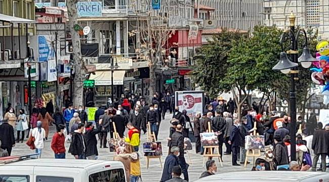 Malatya caddelerinde insan yoğunluğu