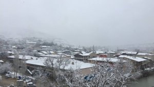 Malatyalılar güne kar yağışı ile başladı