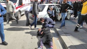 Otomobil ile motosiklet çarpıştı: 3 yaralı