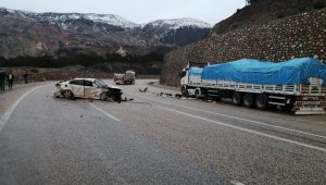 Otomobil ile tır çarpıştı: 2 yaralı