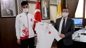 Rektör Kızılay, Balkan şampiyonu öğrenciyi ağırladı