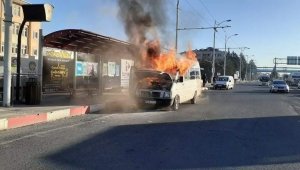 Seyir halindeki minibüs alev aldı