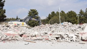 Sultansuyu Harası'nda hasar gören binanın yıkımına başlandı