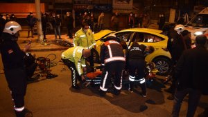 Ticari taksi aydınlatma direğine çarptı: 1 Ölü