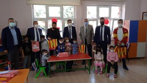 Derebeyleri çocukların bayramını unutmadı