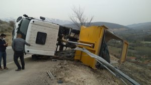 Hafriyat kamyonu devrildi: 1 yaralı