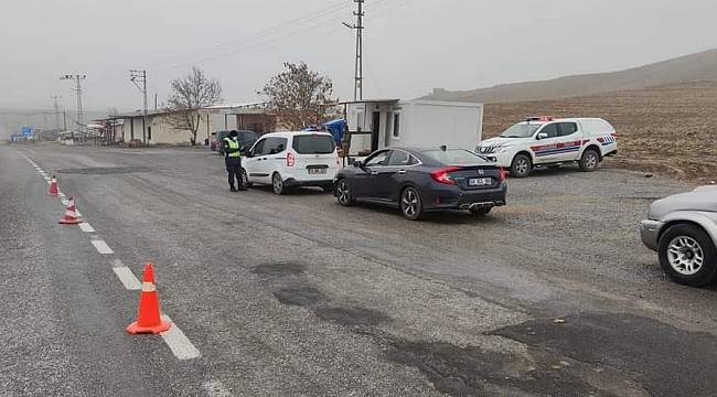 Karantinaya alınan vatandaşları ihtiyaçlarını vefa destek grubu karşılıyor