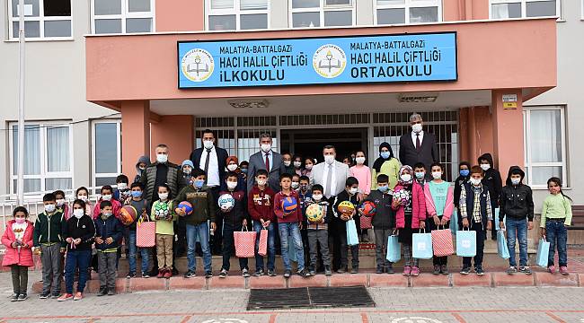 Öğrencilere Kırtasiye ve Spor Malzemesi Yardımı
