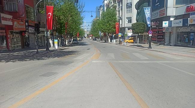 Sokağa çıkma kısıtlamasında caddeler boş