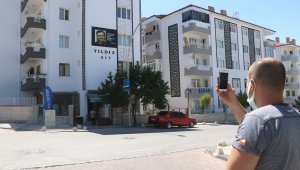 Apartmana asılan Kemal Sunal afişi vatandaşların ilgi odağı oldu