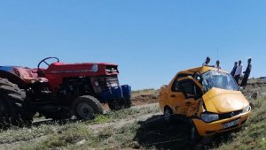 Arapgir'de Traktör ile ticari taksi çarpıştı: 1 yaralı