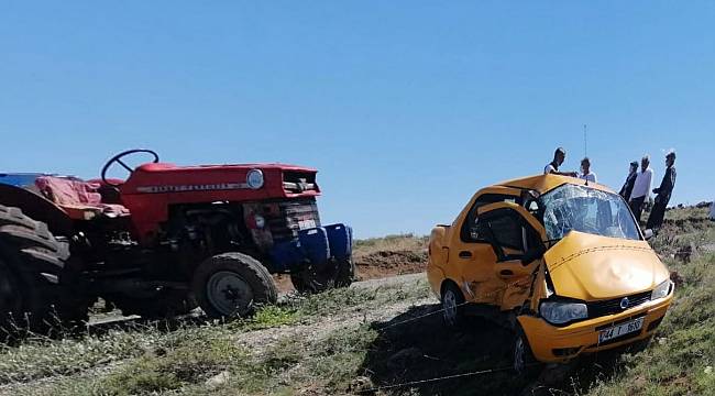 Arapgir'de Traktör ile ticari taksi çarpıştı: 1 yaralı