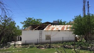 Fırtına, şehit annesinin evinin çatısını uçurdu