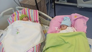 Koronaya yakalanan ikizler annesine kavuştu