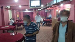 Mühürlenen iş yerinde kumar oynayan 13 kişiye ceza