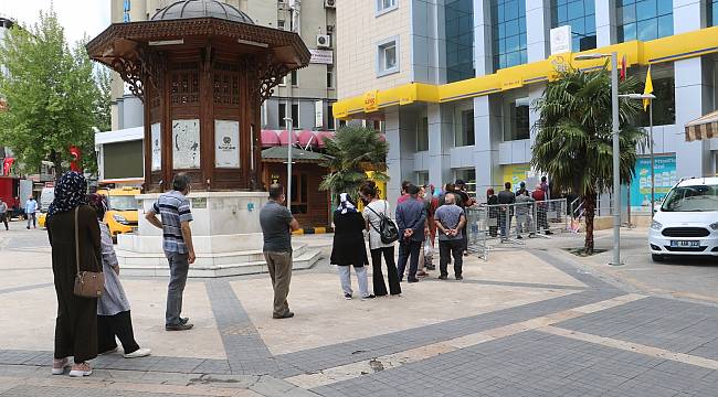 Ne korona ne de kısıtlama kuyruğa engel olamadı