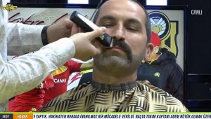 'YMS Lig'de kalsın bıyığımı keserim' diyen yorumcu canlı yayında bıyığını kesti