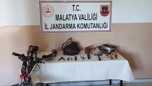 Çaldığı eşyaları bisikletle götürürken yakalandı