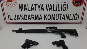 Durdurulan araçta silahlar ve mermi ele geçirildi