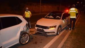 İki Otomobil Çarpıştı: 3 Yaralı