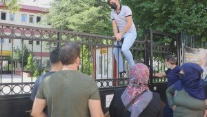 Kimi gözyaşına boğuldu, kimi demir kapıdan atlayarak şansını denedi