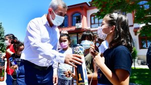 Mehet Çınar, gençlik merkezindeki faaliyetleri inceledi