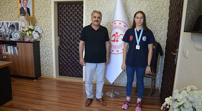 Milli yüzücü Burcunaz Narin'den madalya sözü