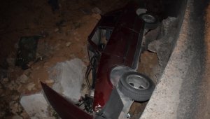 Otomobil şarampole düştü: 2 yaralı