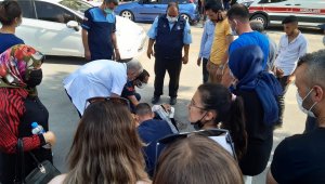 Otomobil yayaya çarptı, hastaneden koşarak gelen doktor ilk müdahaleyi yaptı