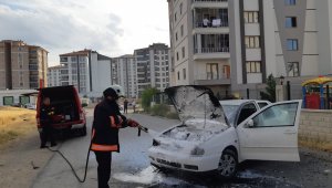 Seyir halindeki otomobil alev aldı