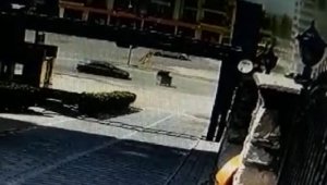 Şiddetli rüzgarın yola savurduğu konteynere araç çarptı