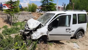 Bahçeye düşen aracın sürücüsü yaralandı