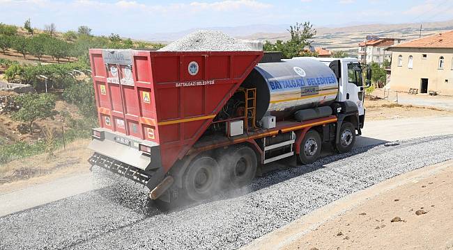Battalgazi Belediyesi'nden 10 kilometrelik sathi kaplama çalışması