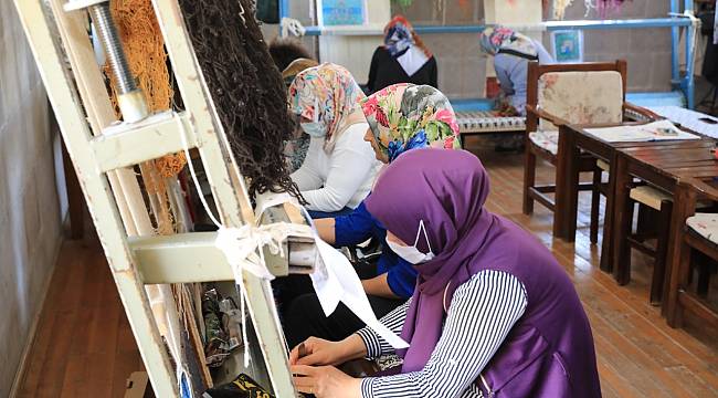 Battalgazili kadınlar Malatya motifli halılar dokuyor