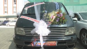 Boşanma Davasına Gelin Arabası Gibi Süslettiği Aracıyla Gitti