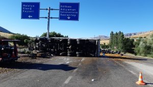 Doğanşehir'de kayısı yüklü kamyon devrildi: 1 ölü