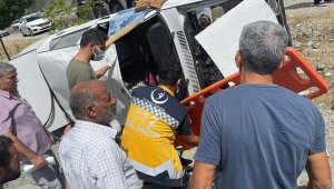 Doğanşehir'de şarampole uçan otomobilde bulunan 2 kişi yaralandı