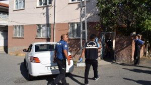 Evinde eşya taşırken düşerek başını çarpan yaşlı kadın yaralandı