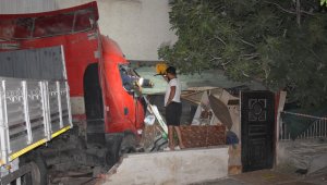 Freni boşalan tır ortalığı savaş alanına çevirdi