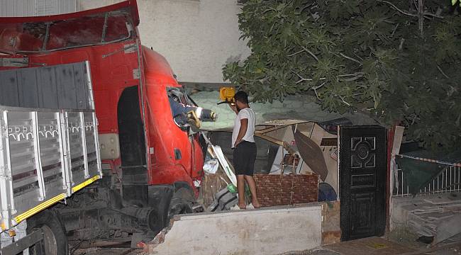 Freni boşalan tır ortalığı savaş alanına çevirdi