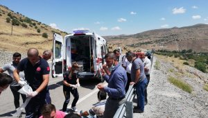 Malatya'da minibüs şarampole uçtu: 15 yaralı