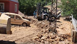 Sulama kanalı patladı, evler su altında kaldı