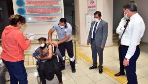 Vali Baruş, yaşlı şahsın 2'nci doz aşısını yaptırdı