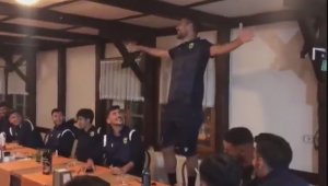 YMS'li futbolculardan şarkı performansı