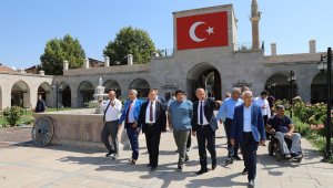 Başkan Güder, Balıkesir'den gelen misafirleri tarihi mekanlarda ağırladı