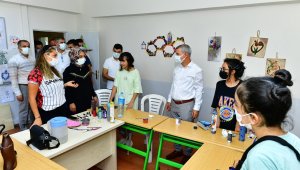 Çınar, kursiyerlerinin çalışmalarını inceledi